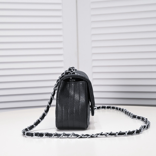 シャネルバッグ背面デザイン